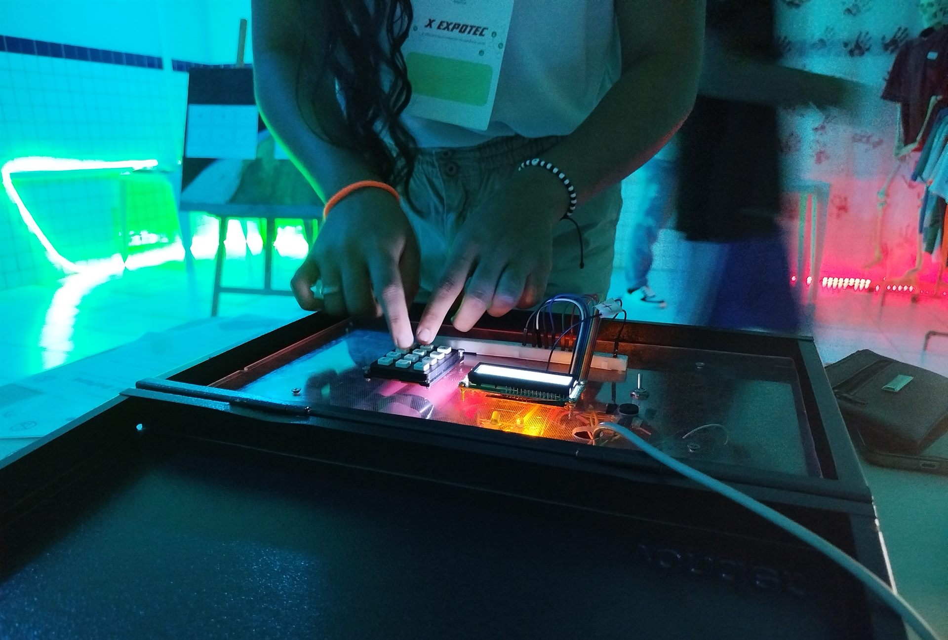 Dispositivo da bomba-relógio, com display e teclado